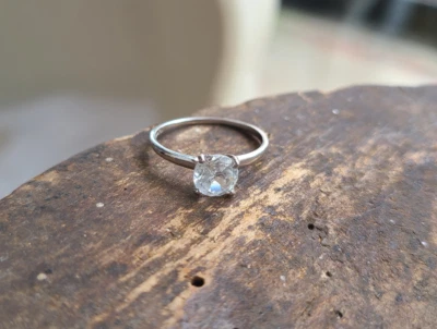 Argento D'Epoca Topazio Bianco Solitario Impilabile Carino Anello Misura 5.25 - Immagine 1 di 4