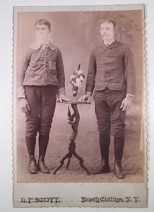 Foto de gabinete de North Collins NY de 1890 de padre e hijo de aspecto incómodo muy alto - Imagen 1 de 2