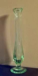 Grüne Glasvase geschwungene Knospe geriffelte Lippe 8" hoch - Mangan? - Bild 1 von 7