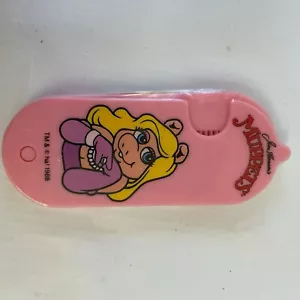 VINTAGE 1989 Muppets Miss Piggy pettine pieghevole e collana nuovissima avvolgente termoretraibile - Foto 1 di 2