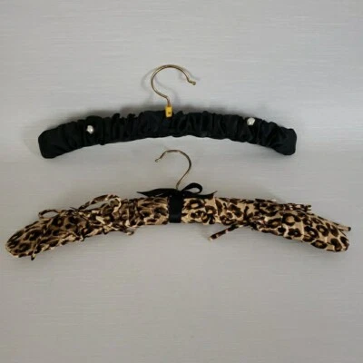 Cabides de lingerie acolchoados de tecido de cetim cobertos gancho de latão braços de madeira vintage - Imagem 1 de 4