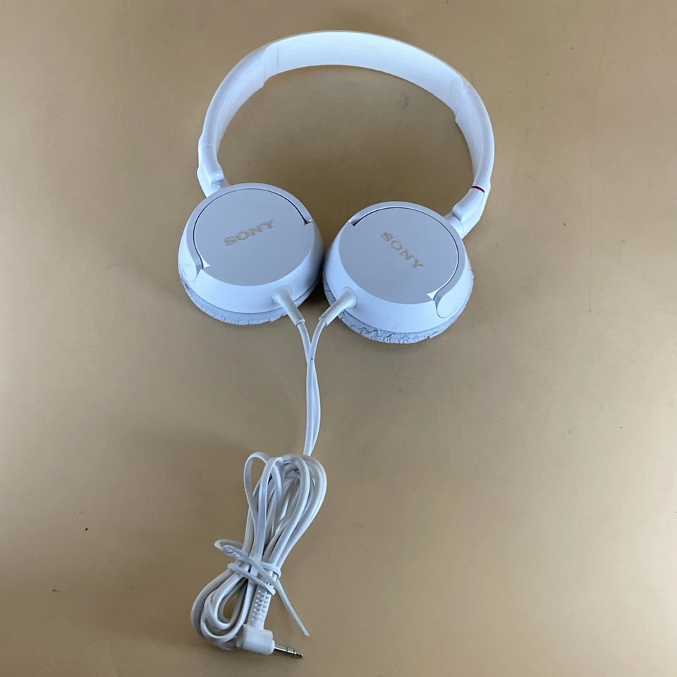 Auriculares estéreo Sony MDR-ZX100 blancos serie ZX modelo MDRZX100 probados sobre la oreja Foto 1 de 4