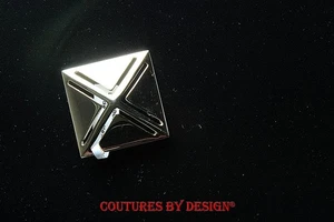 Broche prendedor dorado diseño piramidal St John Knits 2.0" X 2.0" nuevo con etiquetas precio de venta sugerido por el fabricante $50 - Imagen 1 de 1
