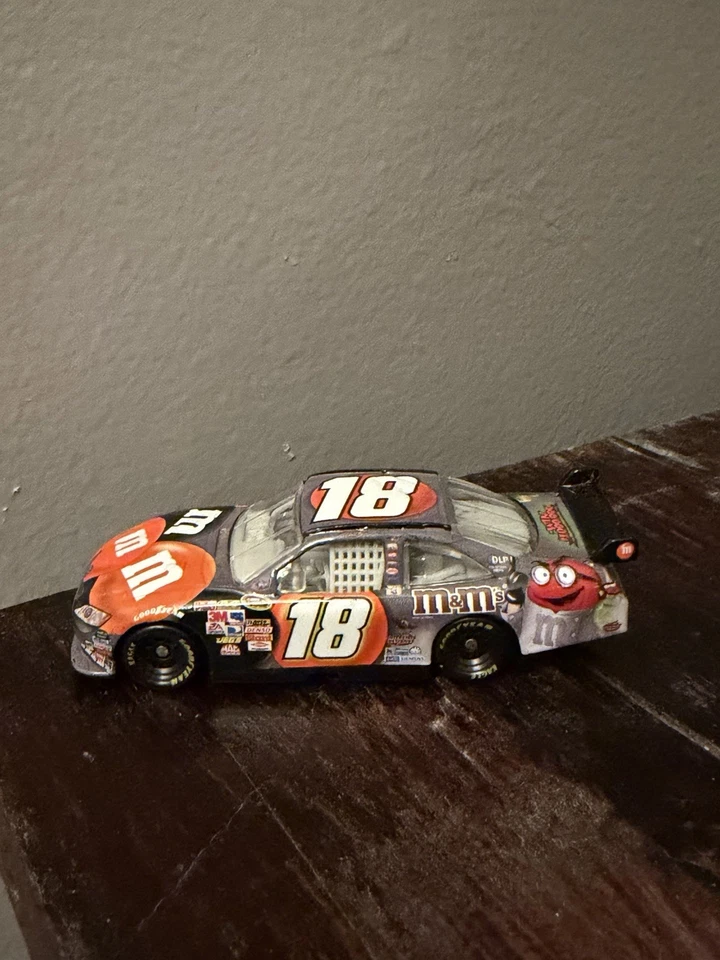 2008 #18 Kyle Busch M&Ms Halloween 1/64 diecast (suelto) Foto 1 de 1