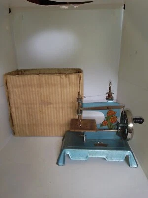 ANCIEN JOUET MACHINE A COUDRE DE LA MARQUE BABY - Photo 1/4