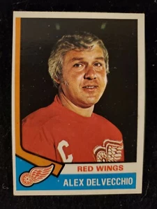 Tarjeta coleccionable de hockey 1974 Alex Delvecchio/NHL Topps #222 - Detroit Red Wings - Imagen 1 de 2