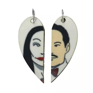 Gomez und Morticia Addams passende Herzhalsketten Schlüsselringe und Ohrringe - Bild 1 von 1