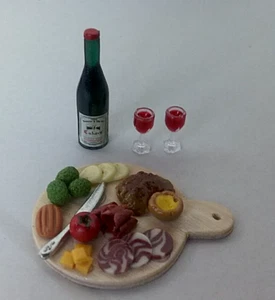Tablero de embutidos en miniatura para casa de muñecas con botella de vino y 2 vasos escala 1:12 - Imagen 1 de 5