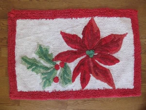 CHRISTMAS THROW RUG, POINSETTIA WITH HOLLY LEAVES, 20" X 30", VINTAGE - Picture 1 of 9