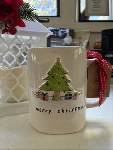 Rae Dunn 3D Merry Christmas Tasse mit Weihnachtsbaum/Geschenke - Bild 1 von 5