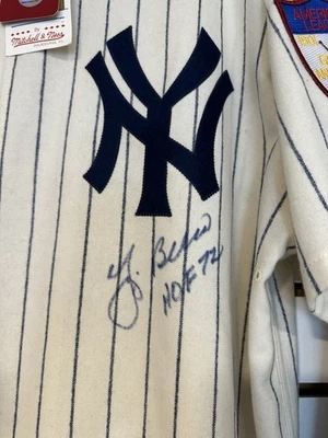 Camiseta Mitchell & Ness firmada por Yogi Berra Yankees Auto Salón de la fama 72 Insc Certificado de autenticidad JSA Foto 1 de 4