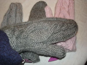 Handschuhe aus 100% Merinowolle mit interessantem Zopfmuster , Handarbeit - Bild 1 von 12