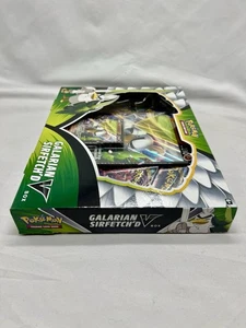 Pokemon Juego de Cartas Coleccionables Galarian Sirfetch’d V Caja - Sellado de Fábrica - Imagen 1 de 4