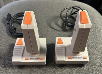 DOS JOYSTICKS MANDO VIDEOJUEGO VINTAGE AÑOS 80 SIN MARCA PARA NINTENDO NES Foto 1 de 4