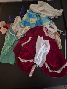 Vintage Puppenoutfit Paket 22 mittelgroße bis große Puppen Kleider Shirts Unterteile - Bild 1 von 23