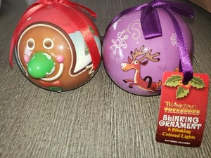 2 NUEVAS BOLAS DE LUZ DE NAVIDAD NUEVAS CON ETIQUETAS TWINKLING TREASURES PÚRPURA ROJO PAN DE JENGIBRE - Imagen 1 de 2