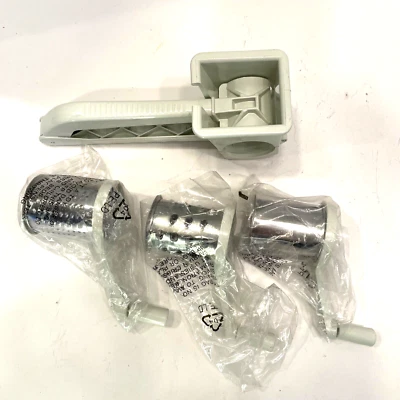 Ручная терка для сыра с лезвием из нержавеющей стали с 3 головками Cooking Club of America - Изображение 1 из 4