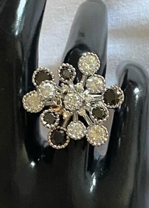 Anillo estilo atómico tono plata talla 7 con pedrería blanca y negra - Imagen 1 de 5