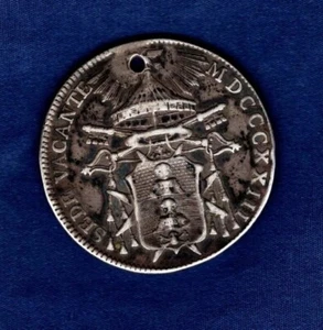 STATO PONTIFICIO 1823 SEDE VACANTE 1/2 SCUDO - MONETA FORATA QUALITA' BB - Imagen 1 de 2