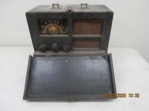 Vintage Globe portable tube Radio- For Parts or Repair - Picture 1 of 8