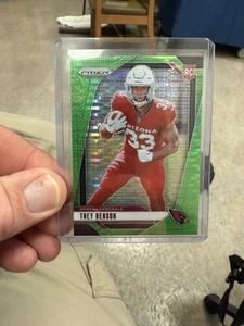 2024 Panini Prizm Trey Benson (RC) #392 Neon Green Pulsar Prizm Arizona Cardinal - Foto 1 di 2
