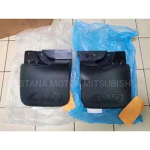 Guardabarros exteriores traseros originales para Mitsubishi L200 K74 2000-2006 - Imagen 1 de 5