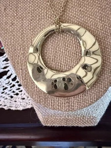 Chico’s Hammered Gold Tone Circle Pendant Necklace Statement Jewelry - Foto 1 di 7