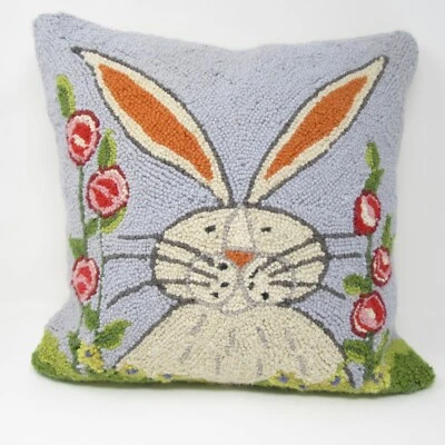 Almohada de lana enganchada conejo en jardín 18" x 18" terciopelo trasero cremallera núcleo de cabaña Foto 1 de 4