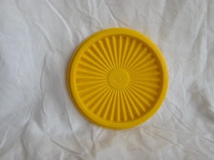 TUPPERWARE ROUND SERVALIER LID SEAL # 812 XSMALL 5 Inch Medium Yellow Daffodil - Picture 1 of 4