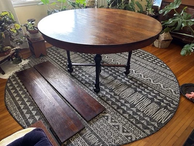 Antigua mesa de comedor redonda y sillas Foto 1 de 4