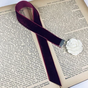 Handmade Velvet Bookmark Repurposed Vintage Jewelry One of a Kind Bookish Gift - Imagen 1 de 3