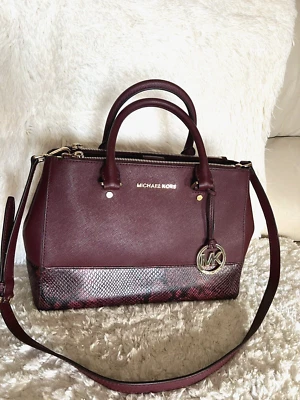 Cartera Michael Kors Sutton Mediana Estampado Serpiente Borde MERLOT COMO NUEVA Foto 1 de 4