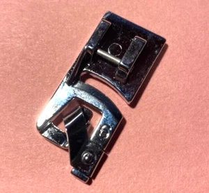 Piede Inibitore 1/4" (6 mm) per Molti Modelli di Macchine da Cucire Necchi Utilizzo Snap-On - Foto 1 di 9