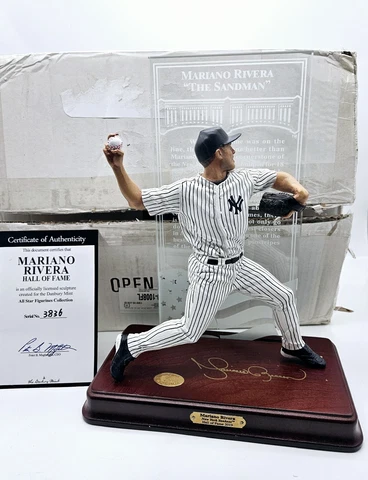Danbury Mint Mariano Rivera Hall Of Fame Figurine Glass Backdrop in Box Damaged Cover