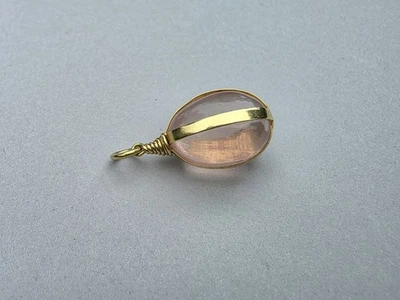 Colgante Pippa Pequeño Cuarzo Rosa Sólido Envuelto Oro 18K | Amuleto | Piscina de Luz Foto 1 de 4