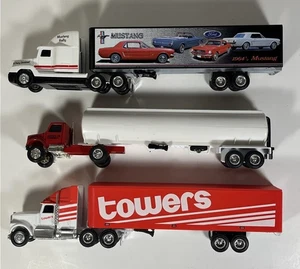 Ertl 1/64 pressofuso Freightliner IH semirimorchio e semirimorchio lotto di 3 - Foto 1 di 11