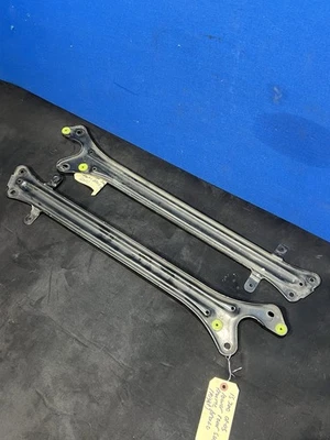 Juego de soportes de soporte de chasis subchasis trasero Lexus IS300 2001-2005 L y R OEM Foto 1 de 4