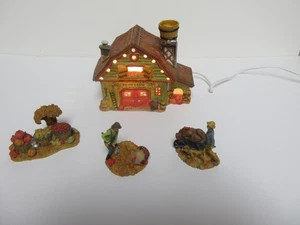 Harvest Bounty 5-teiliges beleuchtetes Porzellanhaus Set The Squire’s Barn #25086 - Bild 1 von 6