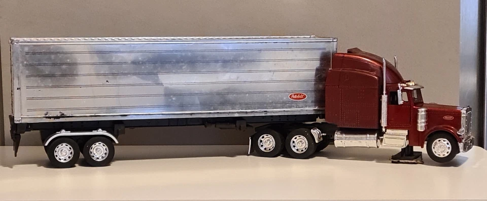Camion Peterbilt con rimorchio - Immagine 1 di 4