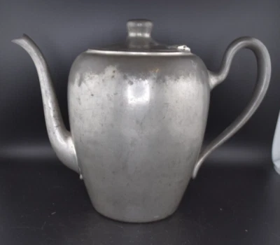 Tetera de peltre macizo vintage con tapa adjunta con bisagras de ROYAL M. M. Co 6,5" de alto Foto 1 de 4