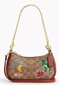 Neu mit Etikett Coach Teri MINI CW321 Schultertasche Aufkleberdruck in hellbraun multi Sig CC Leder - Bild 1 von 23