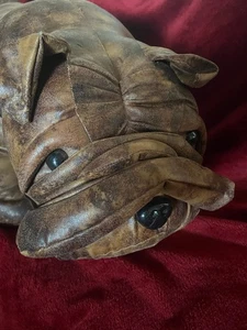 ENGLISCHE BULLDOGGE Stofftier Lederoptik Tier Hund Used-Look 30 Zoll L. 16 Zoll T. 14 Zoll W. - Bild 1 von 7