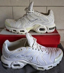 Nike Air Max Plus, weiß metallic silber, CW7044-100, Größe 7y/Damen Größe 8,5 - Bild 1 von 9