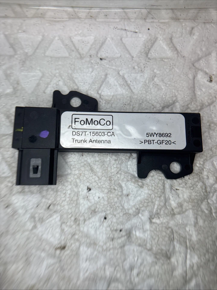 Antena de aleta de tiburón Ford Mustang, Fusion, Lincoln MKC 2015-2019 FABRICANTE DE EQUIPOS ORIGINALES Foto 1 de 4