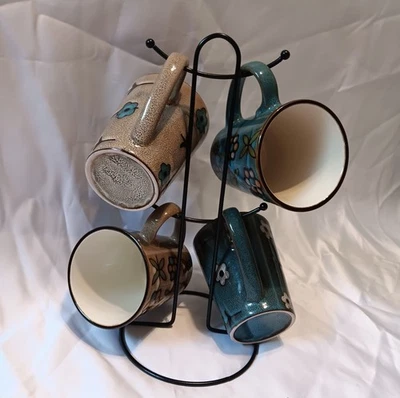 Cuatro tazas marrón verdoso con soporte Foto 1 de 4