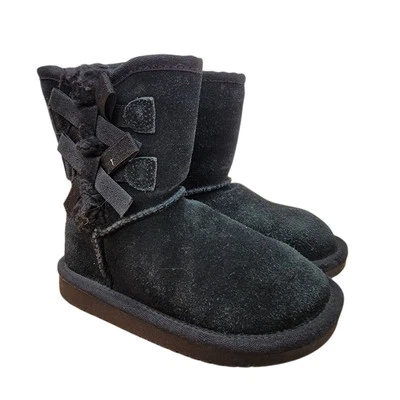 BOTA CORTA VICTORIA Koolaburra by Ugg 1090330 talla 9 para niños pequeños lazo de gamuza negra Foto 1 de 4