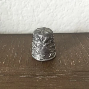 Vintage Antik Vogel auf Blume Blüte Baum Zweige Zinn Fingerhut Gartenszene - Bild 1 von 8