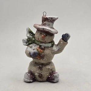 Sombrero bufanda ondulante cerámica adorno muñeco de nieve 3,25" H - Imagen 1 de 7