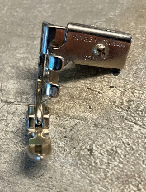 Narrow Zipper Foot for Singer Featherweight 221 - Set of 4 - Image 1 of 1