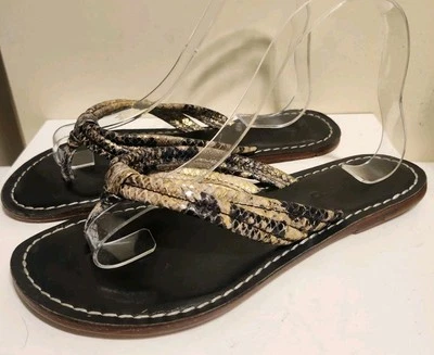 Sandalias Bernardo "Miami" Cuero Estampado Cocodrilo Tanga Sin Cordones Talla 7.5 Ret $247 Foto 1 de 4